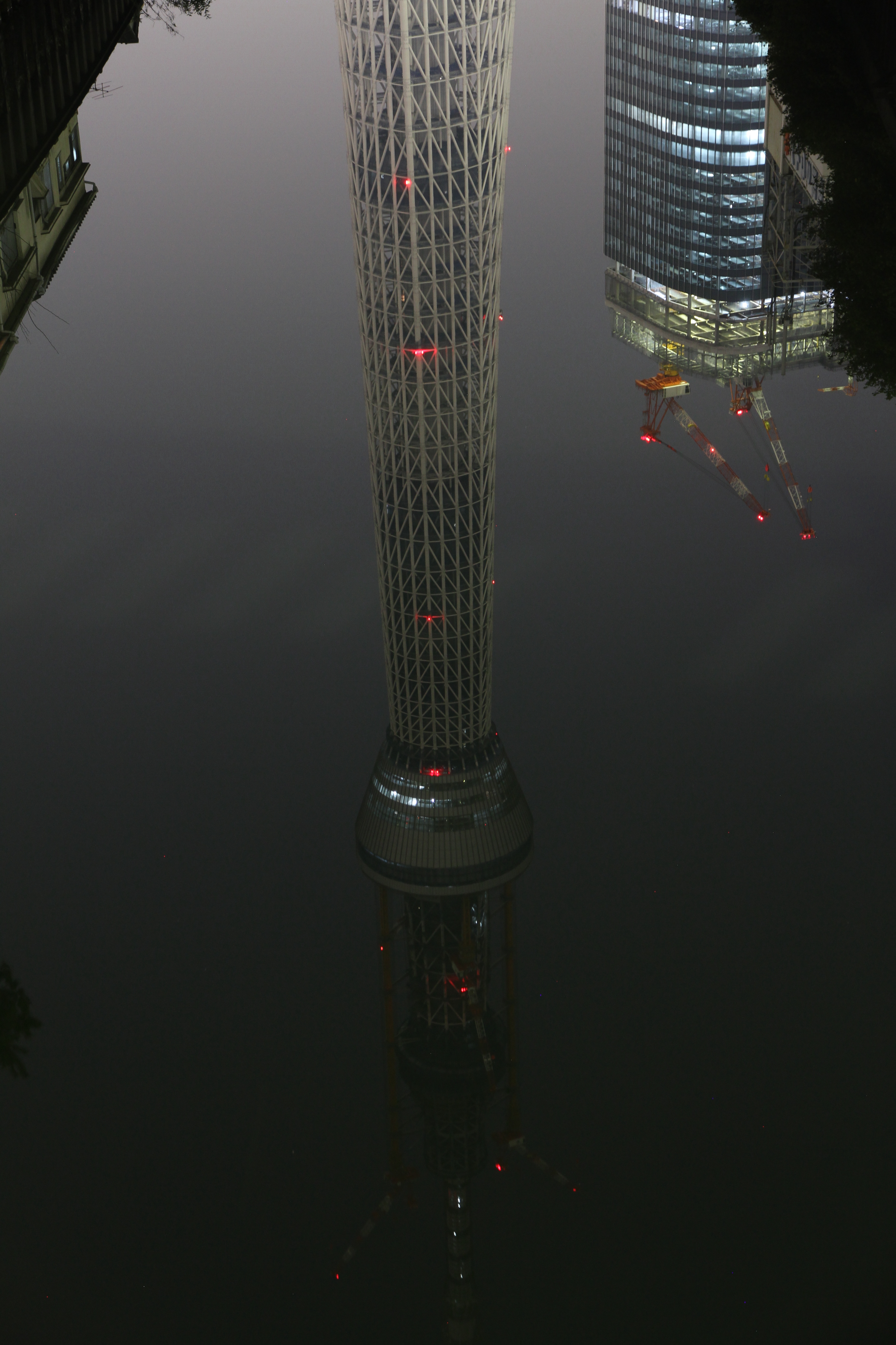 <b>有名な撮影スポット。東京スカイツリーが高くなりどこまで映り込むかが心配されていたようだが、今の所、上まで写ってくれている。昼間は人も多く少し撮影に遠慮が要るので夜の写り込みを狙った。風が少なく水があまりゆれていなかったので綺麗に映り込んでくれた。橋の欄干の隙間から撮影した。EOS 7D / EF-S 15-85mm F3.5-5.6 IS USM / 3,456×5,184 / 10秒 / F5 / -0.3EV / ISO400 / プログラム / WB:オート / 40mm / 18:02</b>