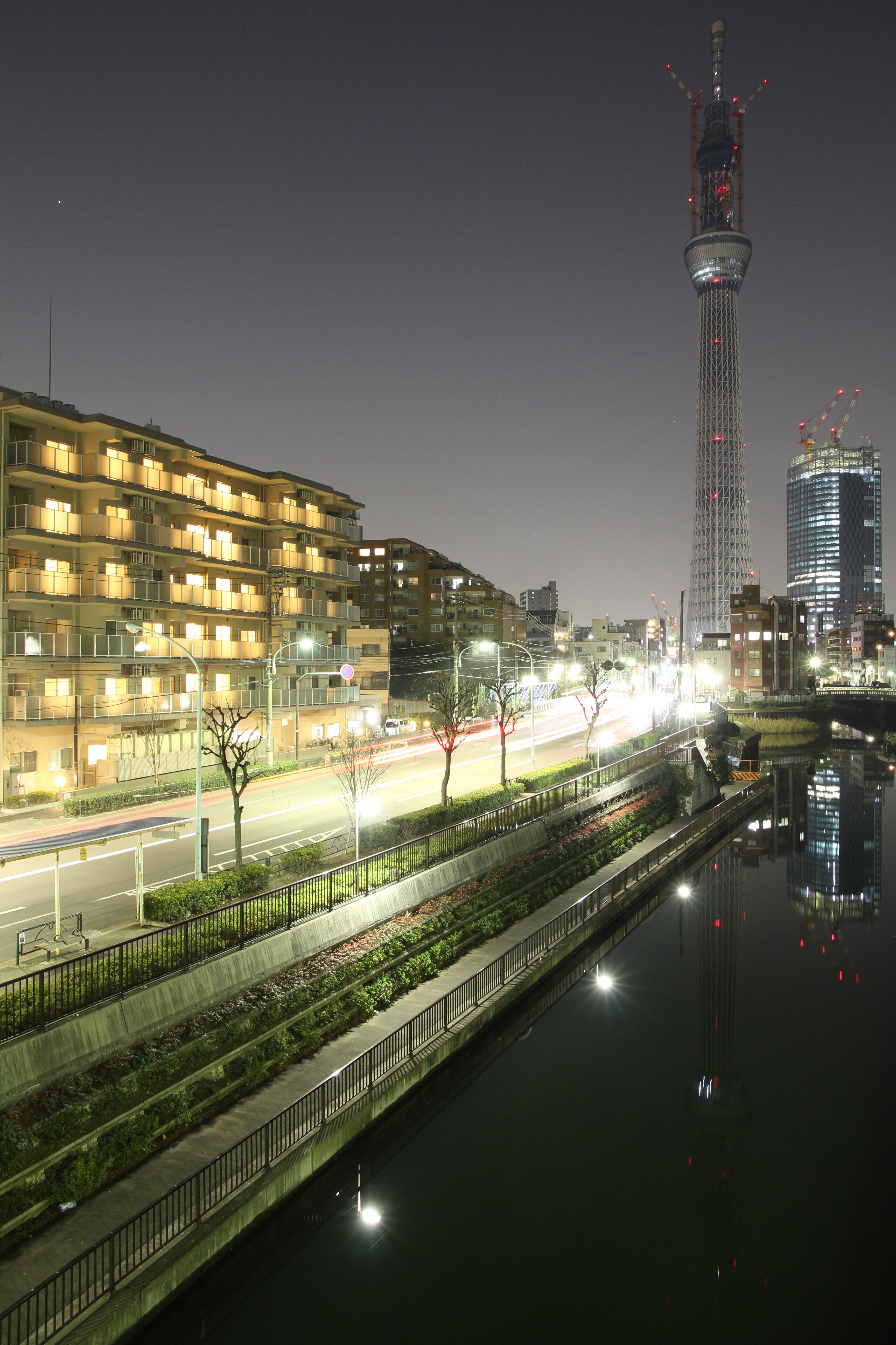 <b>こちらも十間橋同様有名な場所だが、映り込みはあまり期待できないため、昼間でも人は少ない。十間橋撮影後に上がってみたら、マンションの明かりや車の軌跡が綺麗だったので撮影してみたもの。暗い部分で測光して少し明るく表現した。EOS 7D / EF-S 15-85mm F3.5-5.6 IS USM / 3,456×5,184 / 5秒 / F5.6 / 0EV / ISO400 / プログラム / WB:オート / 17mm / 18:53</b>