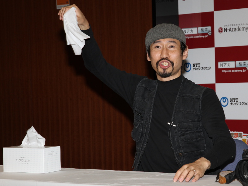 <b>ティッシュを丸めて息を吹きかけると、中からキャンディが出てくるマジックなどを披露。集まった取材陣から拍手が起こった</b>