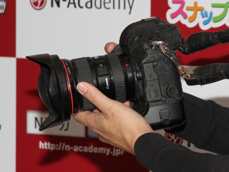 <b>ボディ外装は反射防止のテープで覆われていた</b>