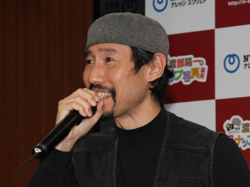 <b>集まった報道陣に撮られる側となった感想を「カメラのレンズがロボットのよう。極度の圧力を感じる」と語る渡部氏</b>