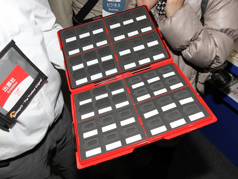 <b>SDカードストレージ48（CP+2011のハクバブースで撮影。以下同）</b>
