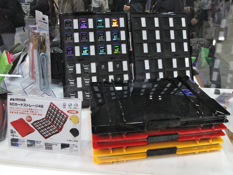 <b>SDカードストレージ48（CP+2011のハクバブースで撮影。以下同）</b>