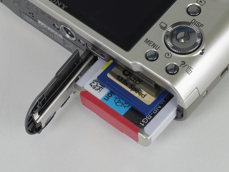 <b>記録メディアはSD系とメモリースティックデュオ系に対応</b>