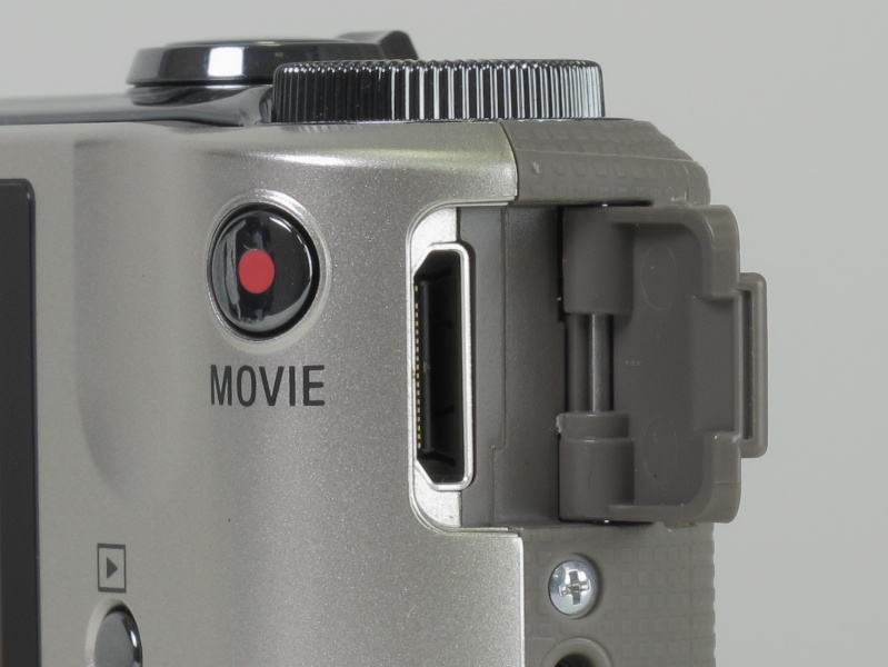 <b>側面にミニHDMI端子を装備</b>