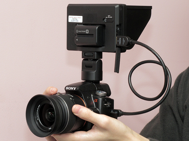 <b>α55に装着した「CLM-V55」。3月10日発売</b>