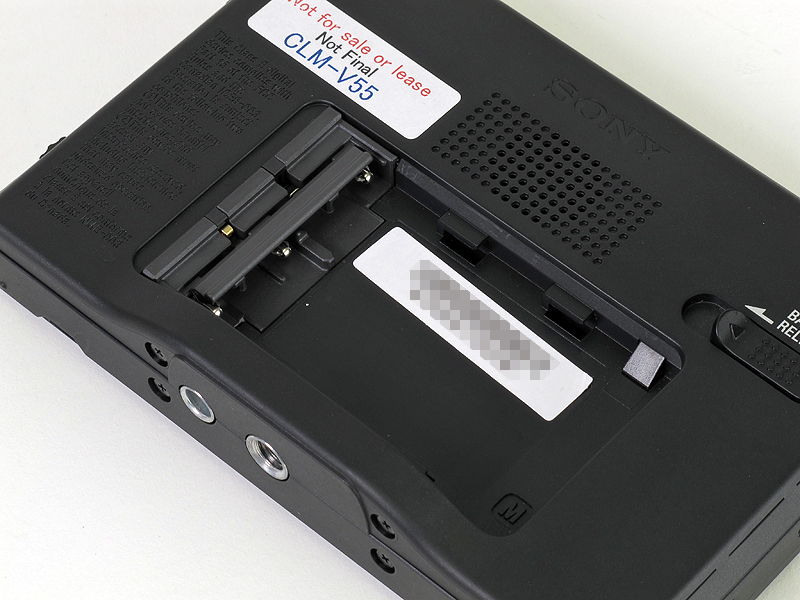 <b>背面のバッテリー取り付け部</b>