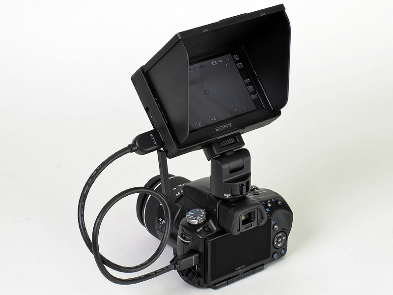 <b>α55に装着したところ。向きを自在に変えられる</b>