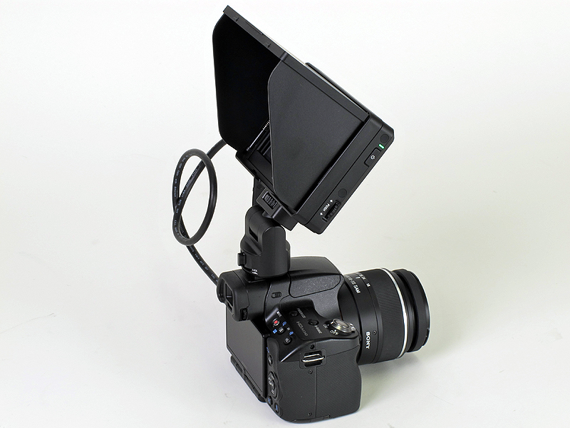 <b>α55に装着したところ。向きを自在に変えられる</b>