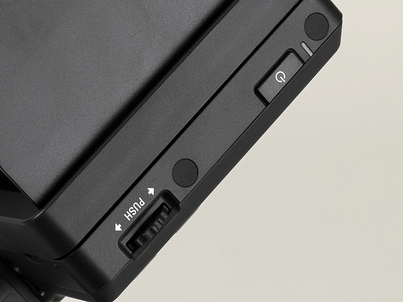 <b>操作は側面のダイヤルで行なう。上は電源スイッチ</b>