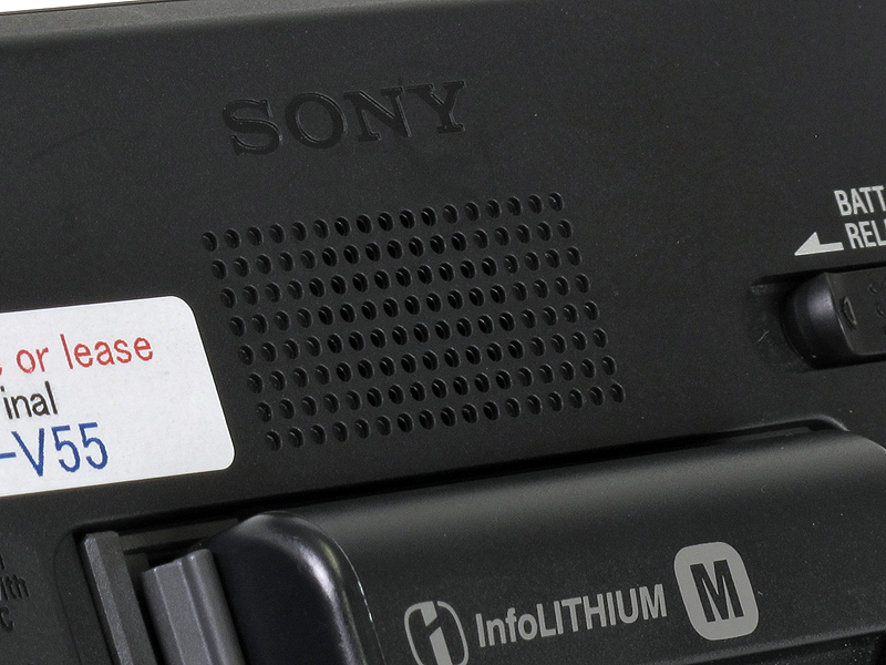 <b>背面にはモノラルのスピーカを備えている</b>