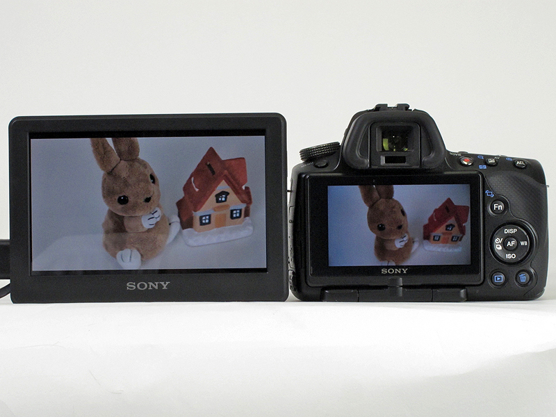 <b>α55の液晶モニター（3型）と比較したところ。大きい分、多少画面から離れても見やすい</b>