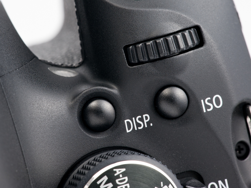 <b>「DISP」ボタンは背面から上面に移動してきた。こちらは「設定状態表示」のオンオフを行なうためのもの</b>