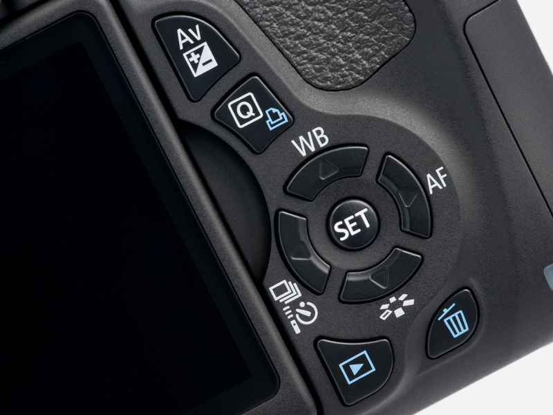 <b>背面の操作部はバリアングル液晶モニターになった分、EOS Kiss X4よりも窮屈になった感じ</b>