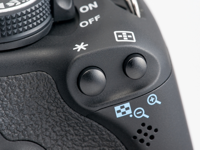 <b>背面右手側肩にある「AEロック」ボタンと「AFフレーム選択ボタン」は新しい「動画デジタルズーム」の操作にも利用する</b>