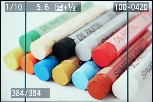 <b>「1:1」比率で撮ったRAW+JPEGの再生画面。RAWはトリミング情報が付加されるだけなので、画面外まで見える</b>