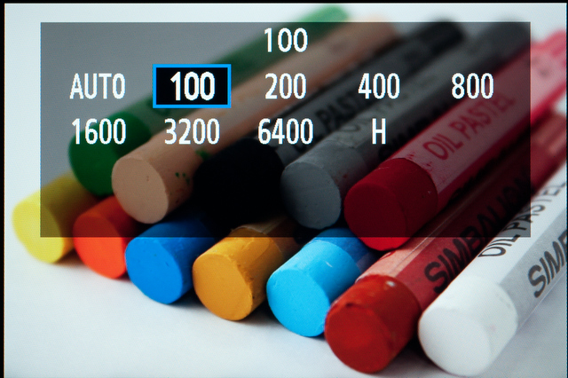 <b>感度設定範囲はISO100からISO6400。「ISO感度拡張」で最高ISO12800までとなる。1EVステップでの設定となる</b>