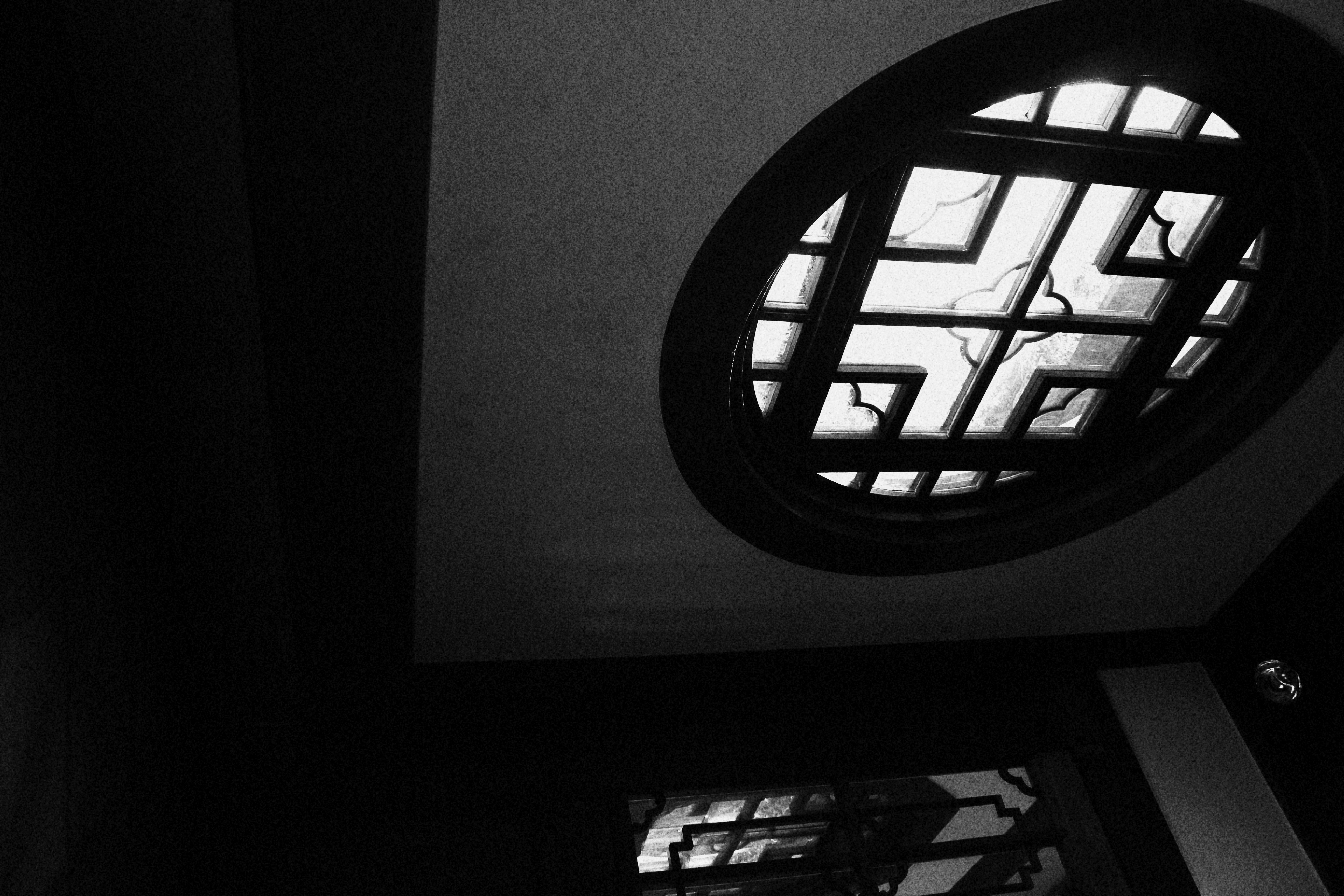 <b>クリエイティブスタイル:ラフモノクロ（コントラスト:弱め） / EOS Kiss X5 / EF-S 18-55mm F3.5-5.6 IS II / 5,184×3,456 / 絞り優先AE / 1/30秒 / F6.3 / -1.3EV / ISOオート（ISO800） / WB:オート / 18mm</b>