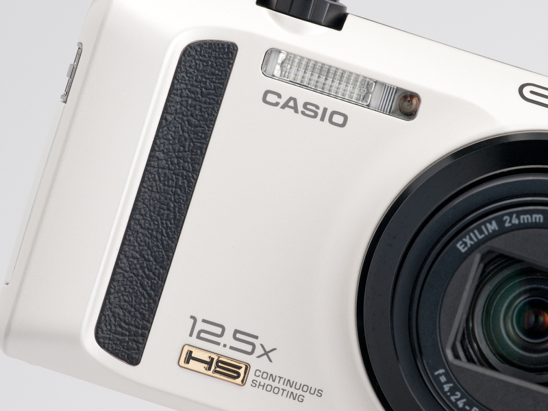 <b>滑り止めのシボ革が貼られたグリップ部。わずかながら膨らみもあって、構えたときの安定感がいい</b>