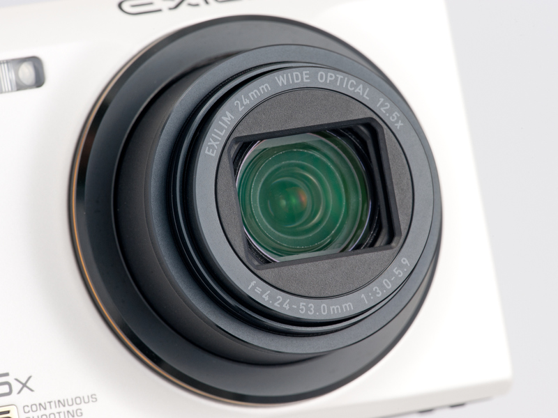 <b>レンズは広角24mmからの12.5倍ズーム。センサーシフト式の手ブレ補正機構を内蔵している</b>