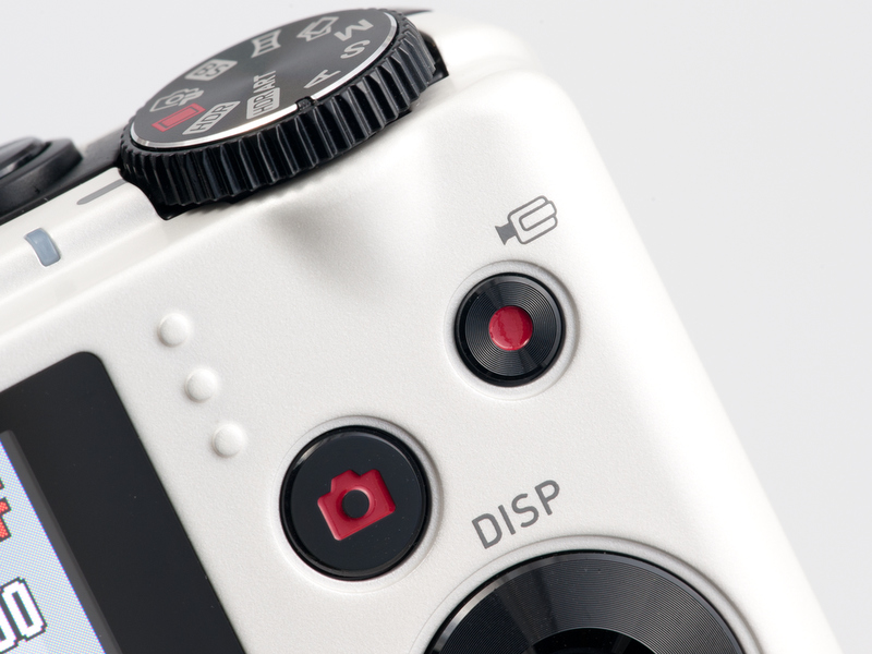 <b>背面右手側上に配置されているムービーボタン。動画撮影中もオートフォーカスがはたらく</b>