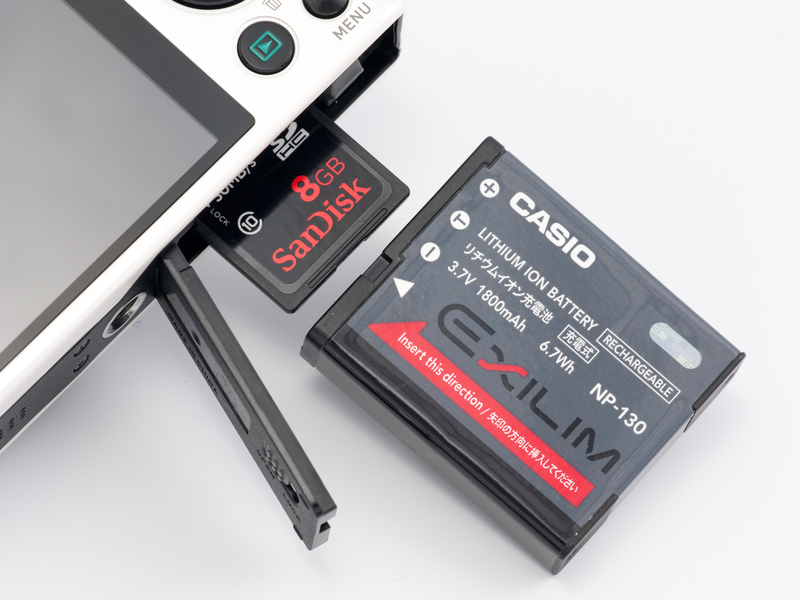 <b>SDXC/SDHC/SDメモリーカードとバッテリーは底面から。コンパクトカメラとしては大きなバッテリーでCIPA基準で450枚撮れる</b>