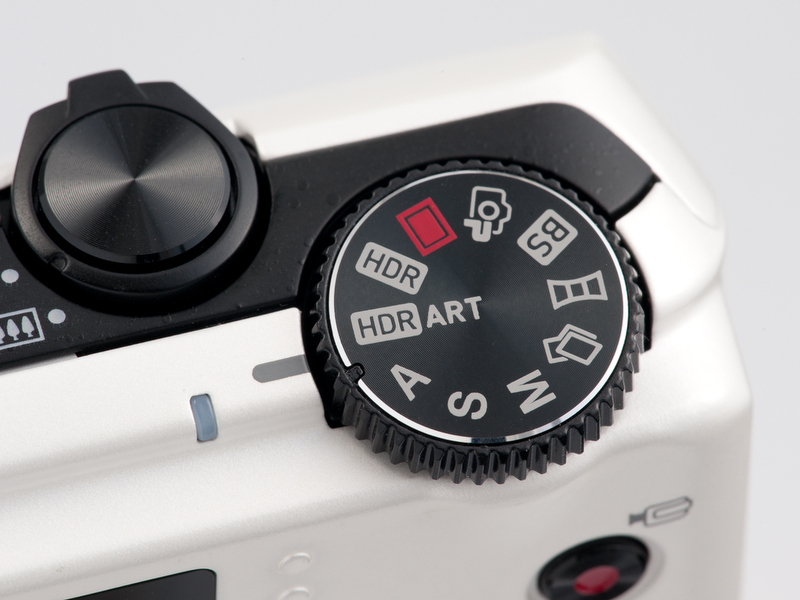 <b>上面右手側に新設されたモードダイヤル。「HDR」、「HDRアート」、「プレミアムオート」など、機能の見通しがよくなって便利</b>