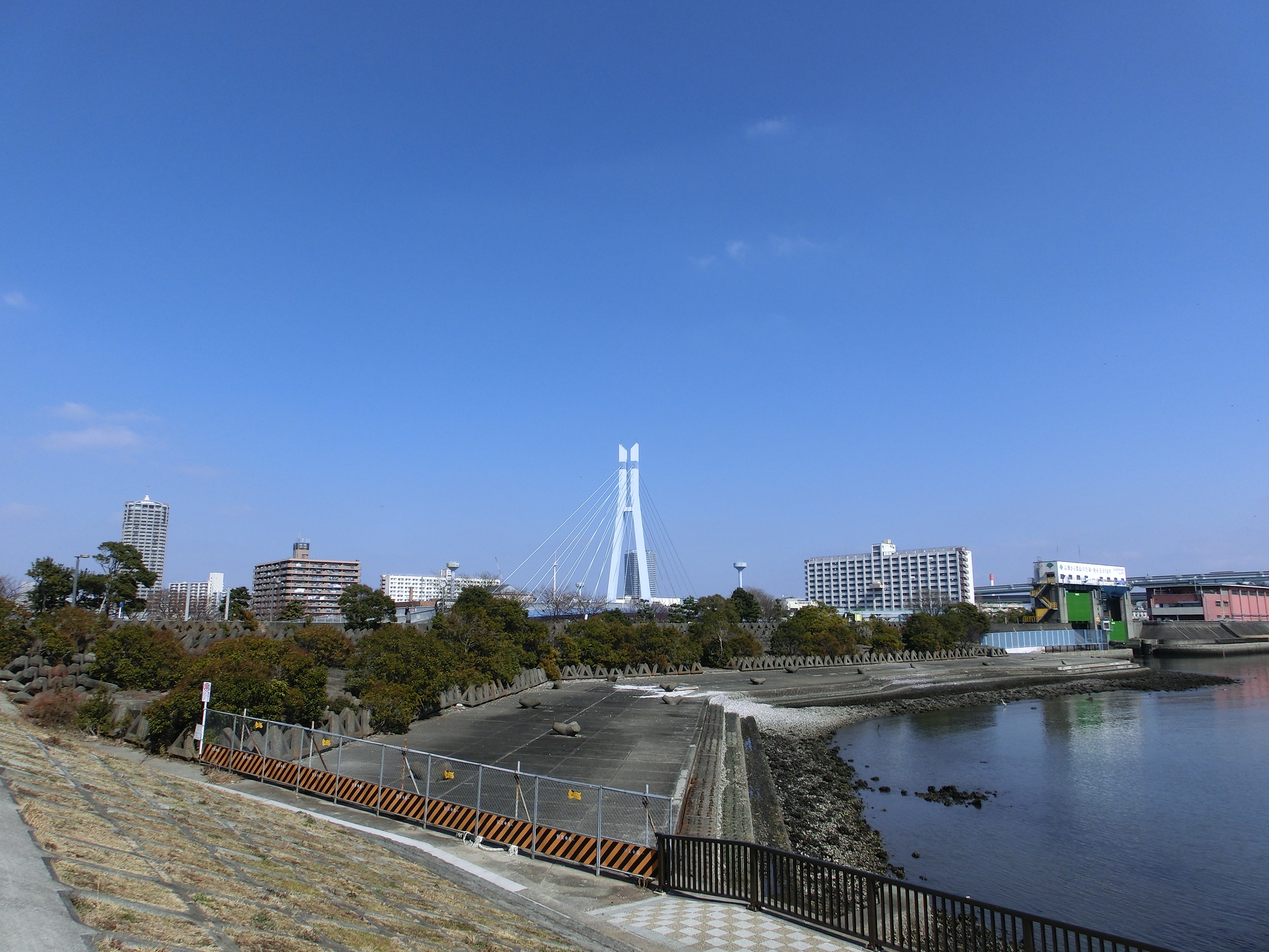 <b>広角端（24mm相当） / EX-ZR100 / 4,000×3,000 / 1/320秒 / F7.9 / 0.3EV / ISO100 / WB:オート / 4.24mm</b>