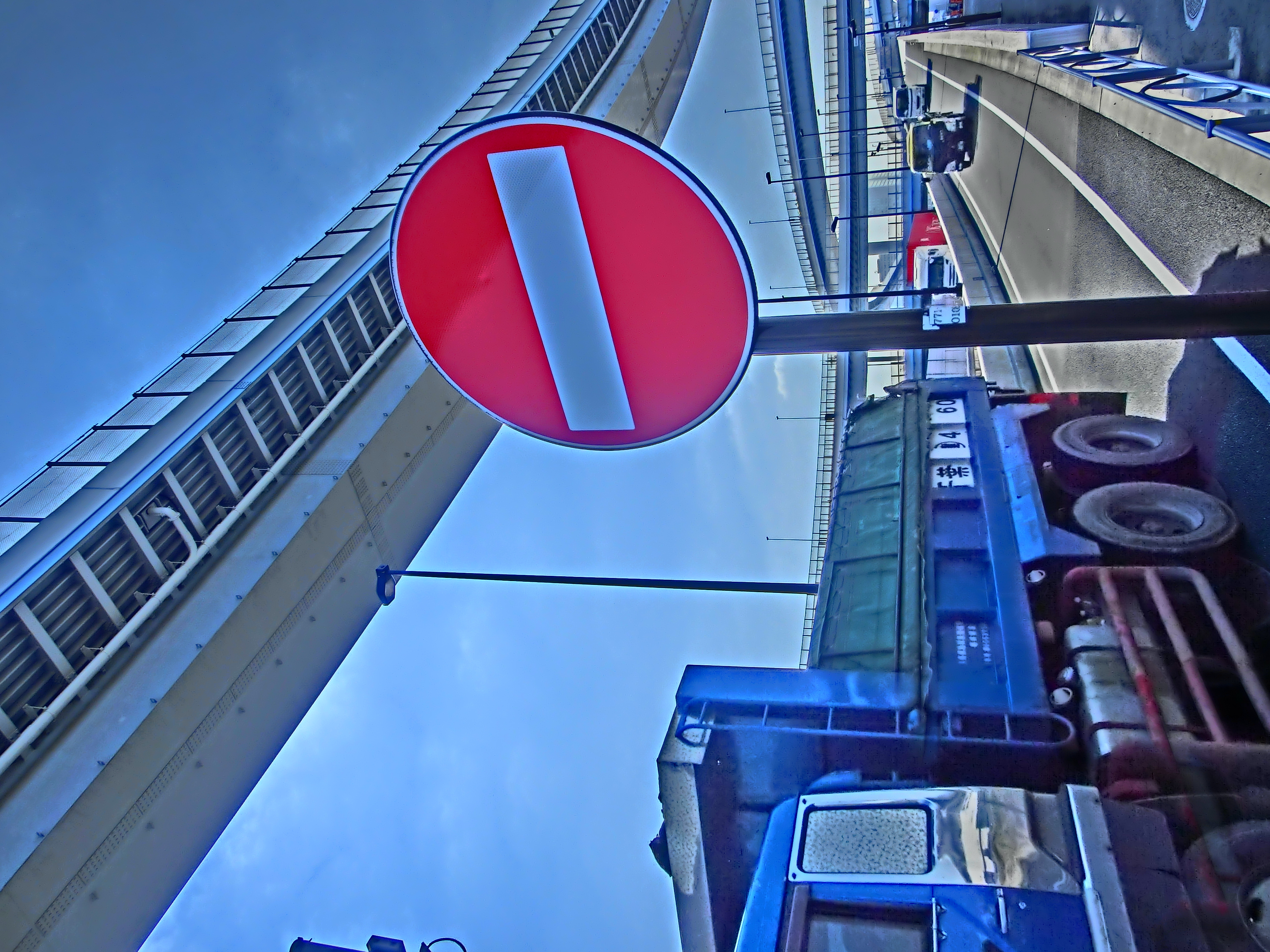 <b>こちらは強い逆光条件だが、暗部まできちんと出してくれている。動く被写体は合成なしで処理するので走る自動車にも対応できる。EX-ZR100 / 3,648×2,736 / 1/2,500秒 / F3 / 0EV / ISO100 / WB:オート / 4.24mm（24mm相当）</b>