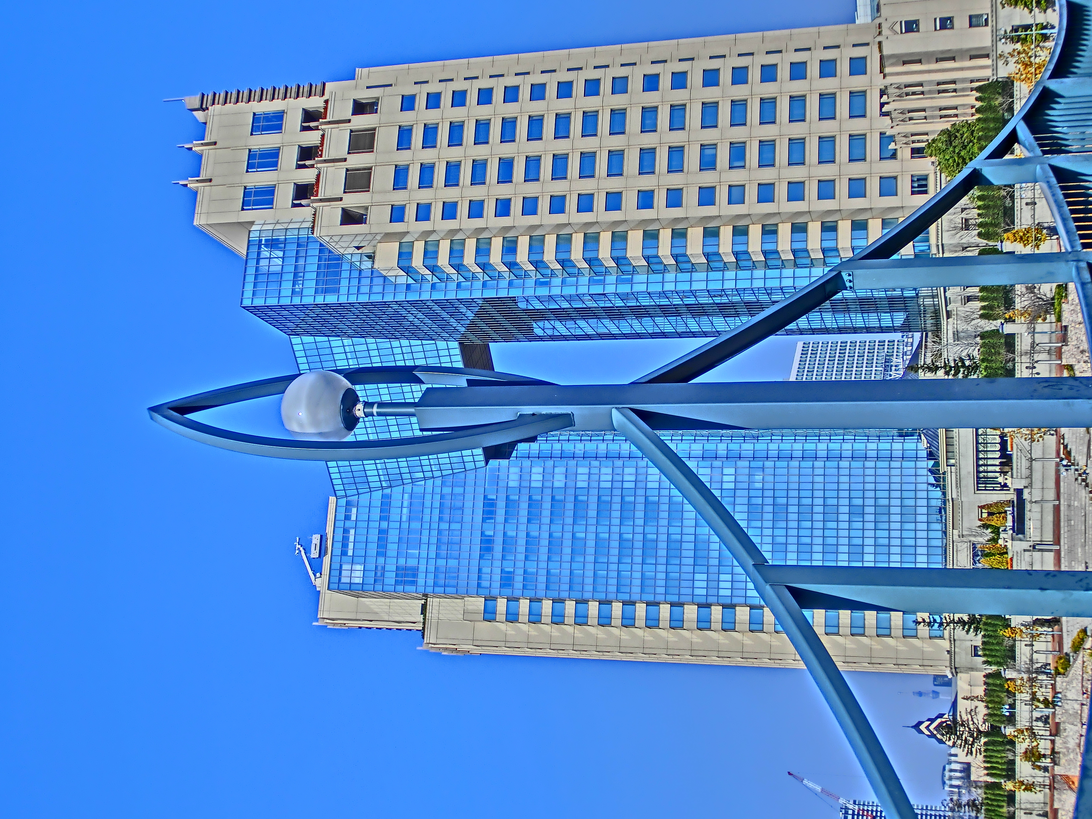 <b>有明とお台場をつなぐあけみ橋の欄干と有明側に建つホテルを重ねて撮ってみた。EX-ZR100 / 3,648×2,736 / 1/1,000秒 / F4.2 / 0EV / ISO100 / WB:オート / 7.87mm（44mm相当）</b>