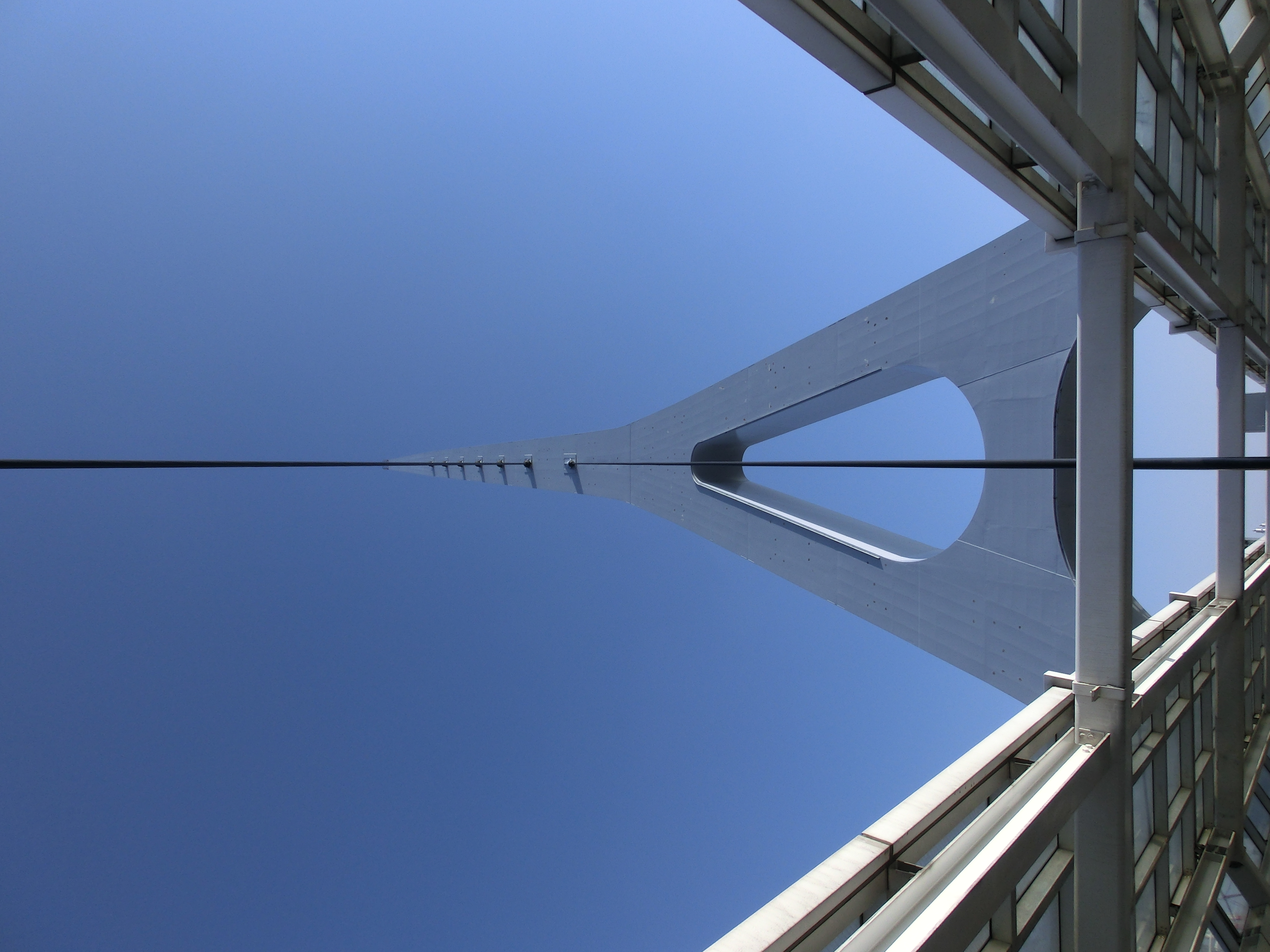 <b>最近のカシオのオートホワイトバランスって、青空がすごく青く写る。ちょっと嘘くさい気もするが、きれいでいいと思う。EX-ZR100 / 4,000×3,000 / 1/320秒 / F7.9 / -0.7EV / ISO100 / WB:オート / 4.24mm（24mm相当）</b>