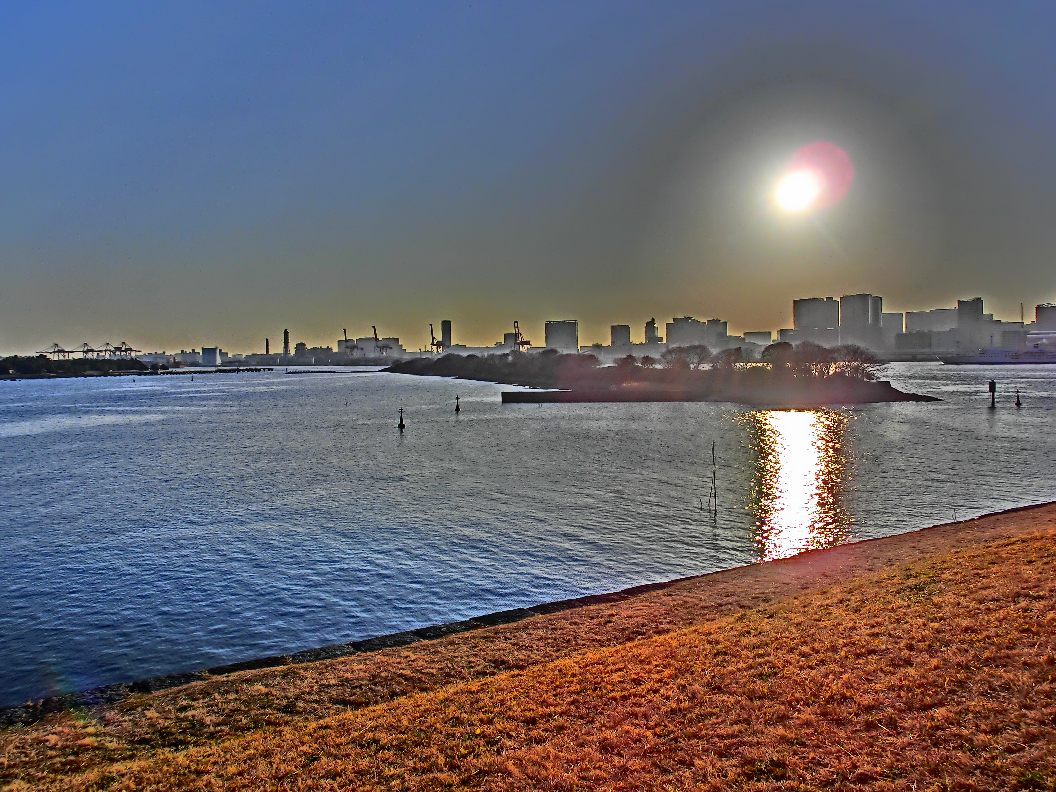 <b>台場公園からのカット。連写合成のため波がダブって写ってエンボス加工みたいになった。EX-ZR100 / 3,648×2,736 / 1/640秒 / F7.9 / 0.3EV / ISO100 / WB:太陽光 / 4.24mm（24mm相当）</b>