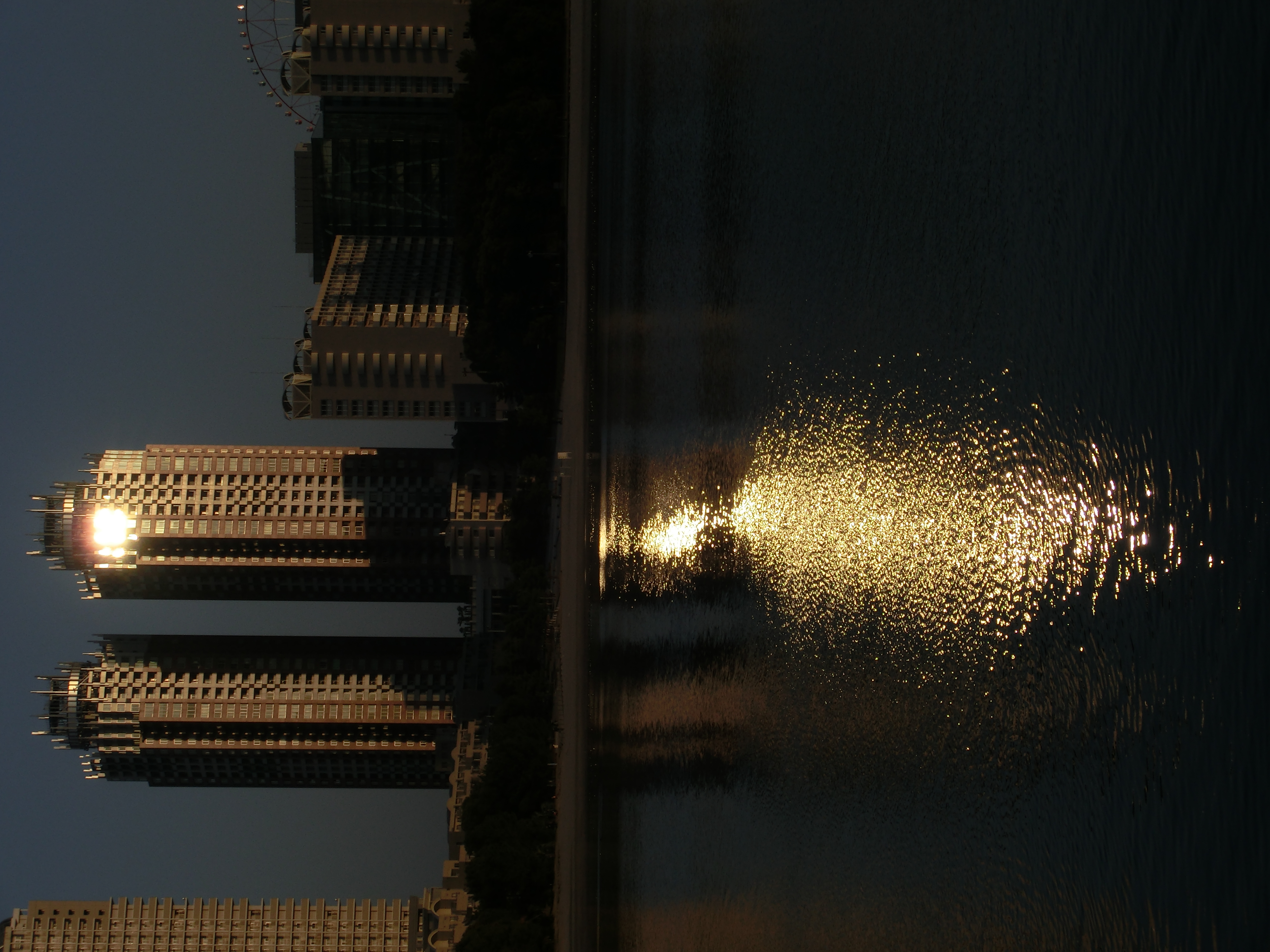 <b>夕陽の照り返しが海面をぎらつかせていた。西側の部屋って眺めはいいんだろうけど、やっぱり夏場は暑いのだろうか。EX-ZR100 / 4,000×3,000 / 1/250秒 / F13.4 / -2EV / ISO100 / WB:太陽光 / 17.06mm（96mm相当）</b>