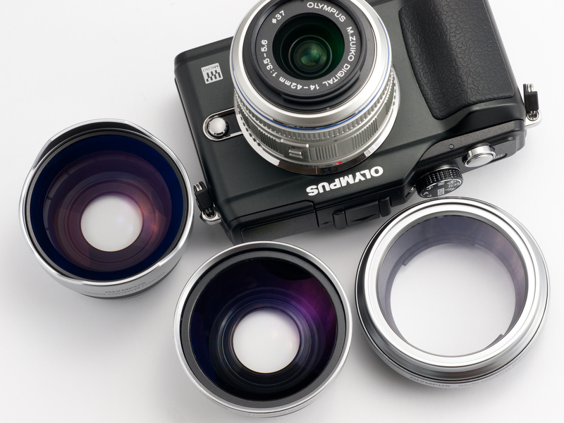 <b>今回のお題のコンバーターはM.ZUIKO DIGITAL 14-42mm F3.5-5.6 II専用。筆者は持ってないので借り物。というわけで、ボディと色が違います</b>