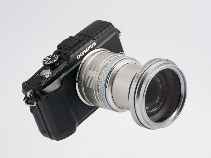 <b>「マクロコンバーターMCON-P01」を装着した状態。当然だけど、めいっぱい望遠側にしたほうが倍率は高くなる</b>