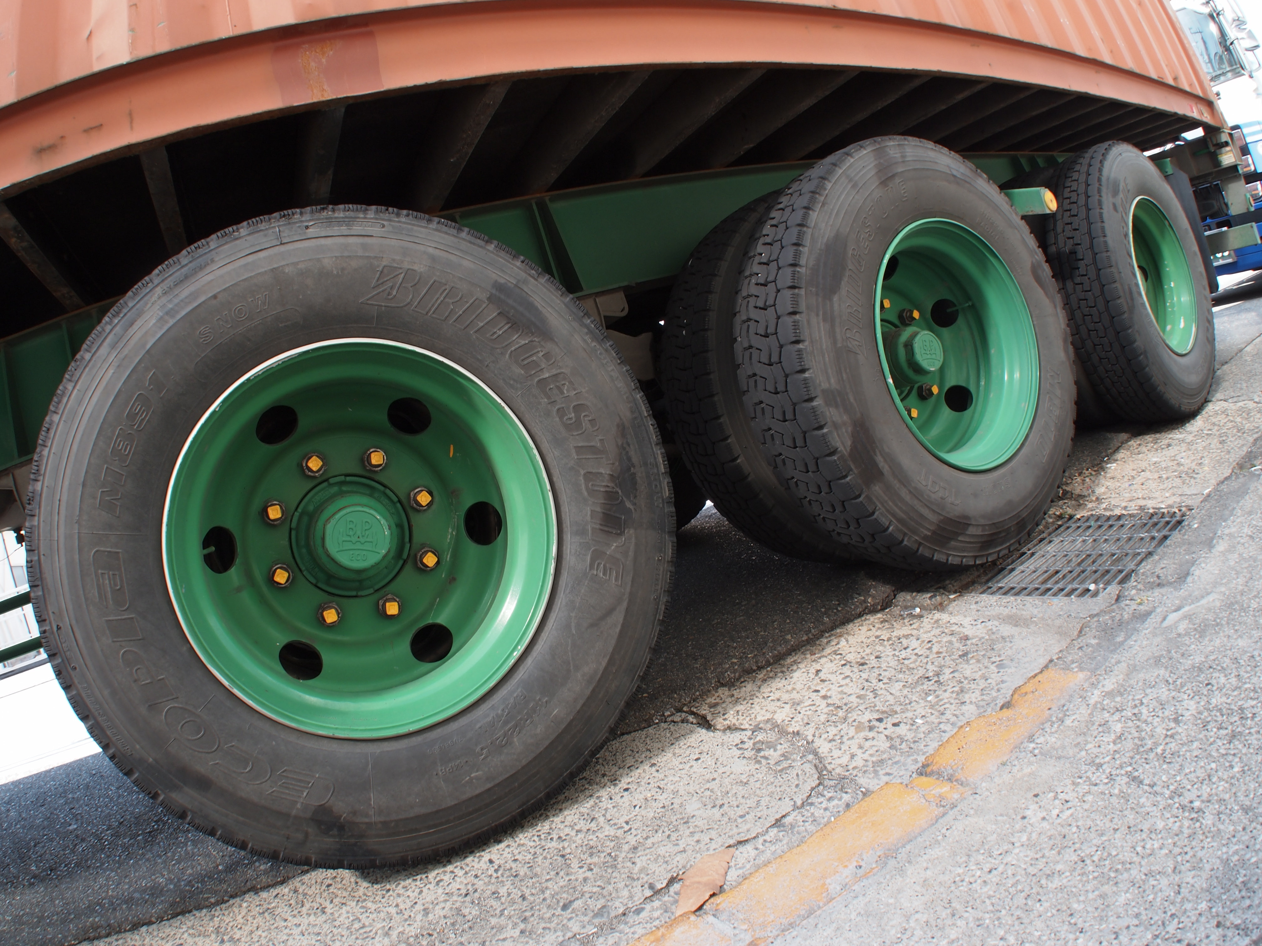 <b>路上に停車中のコンテナトラックのタイヤに迫ってみた。アップにすると、それなりに魚眼っぽい画面効果は出てくれる。E-PL2 / 4,032×3,024 / 1/50秒 / F8 / -0.7EV / ISO200 / WB:オート / 14mm</b>