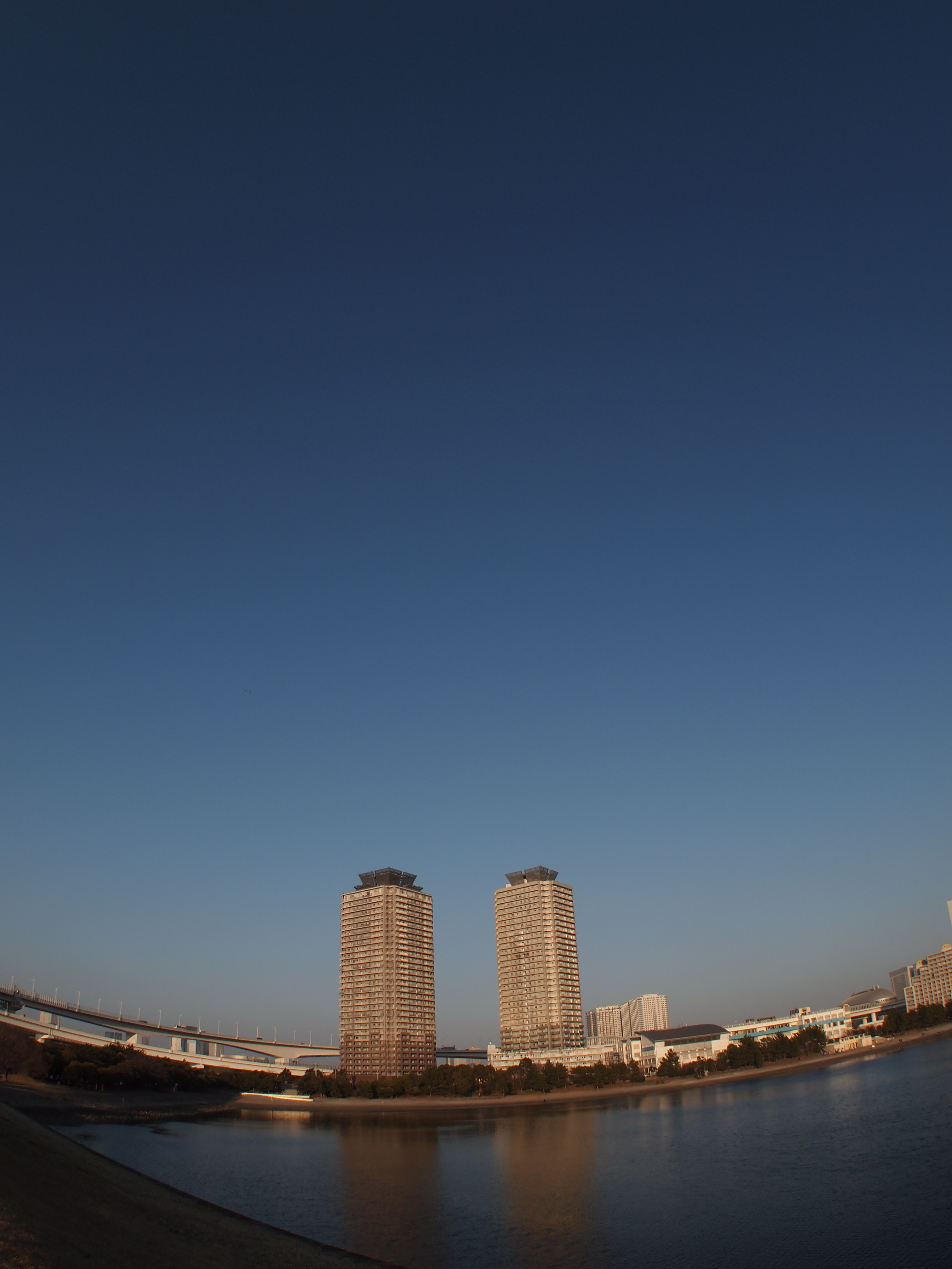 <b>画角が広いだけに天気がいいと空がとても濃く表現できる。風景を撮るには楽しい。E-PL2 / M.ZUIKO DIGITAL 14-42mm F3.5-5.6 II+FCON-P01 / 3,024×4,032 / 1/640秒 / F8 / -0.7EV / ISO200 / WB:オート / 14mm</b>