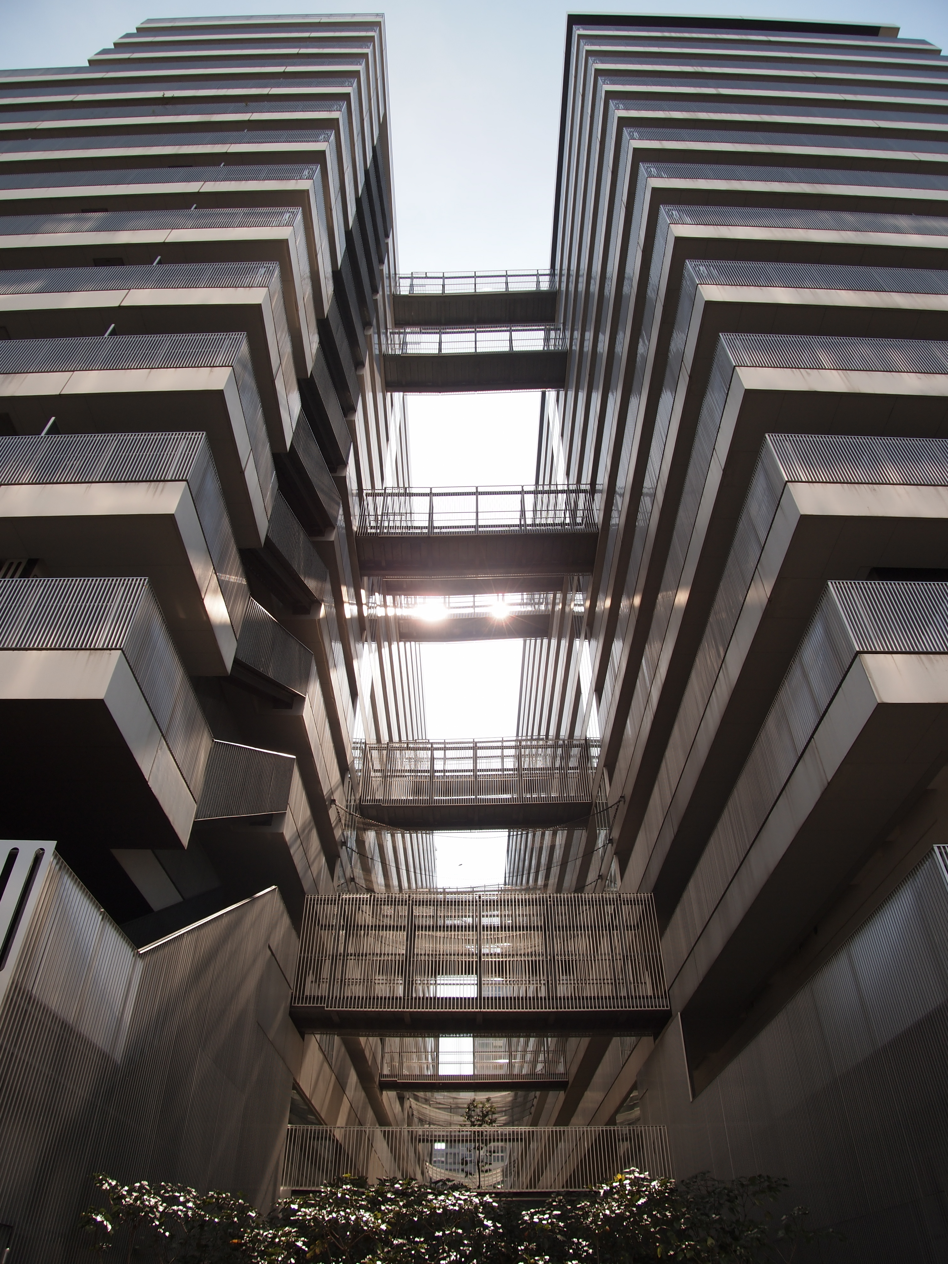 <b>ちょうど左右の建物のあいだから陽が射している状態。こういう構図だと歪曲収差は目立ちにくいはずだけど、けっこう目立っている。E-PL2 / M.ZUIKO DIGITAL 14-42mm F3.5-5.6 II+WCON-P01 / 3,024×4,032 / 1/1,000秒 / F4 / 0.3EV / ISO200 / WB:オート / 14mm</b>