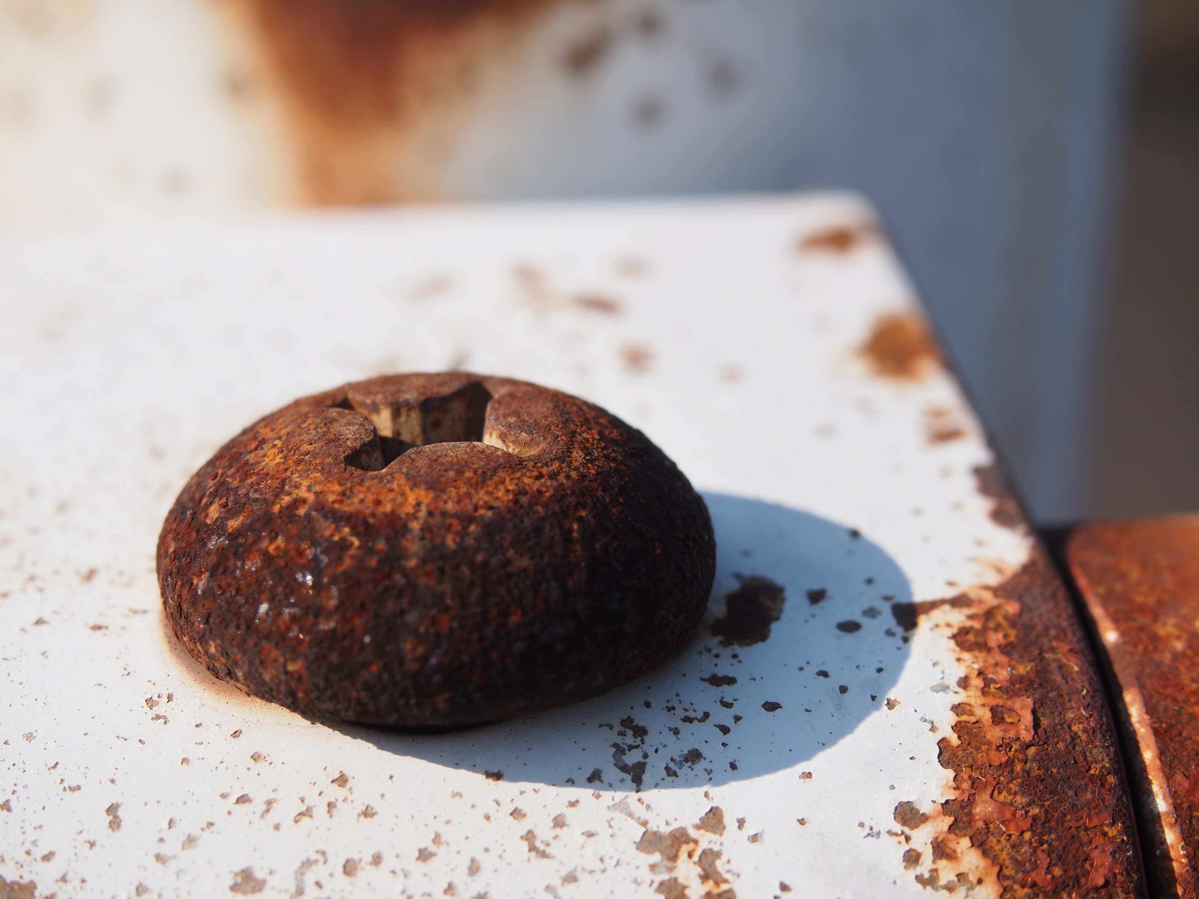 <b>サビの浮いたガードレールのネジの頭をめいっぱいのアップで。ボケも悪くない感じ。E-PL2 / M.ZUIKO DIGITAL 14-42mm F3.5-5.6 II+MCON-P01 / 4,032×3,024 / 1/400秒 / F8 / 0.3EV / ISO200 / WB:オート / 42mm</b>