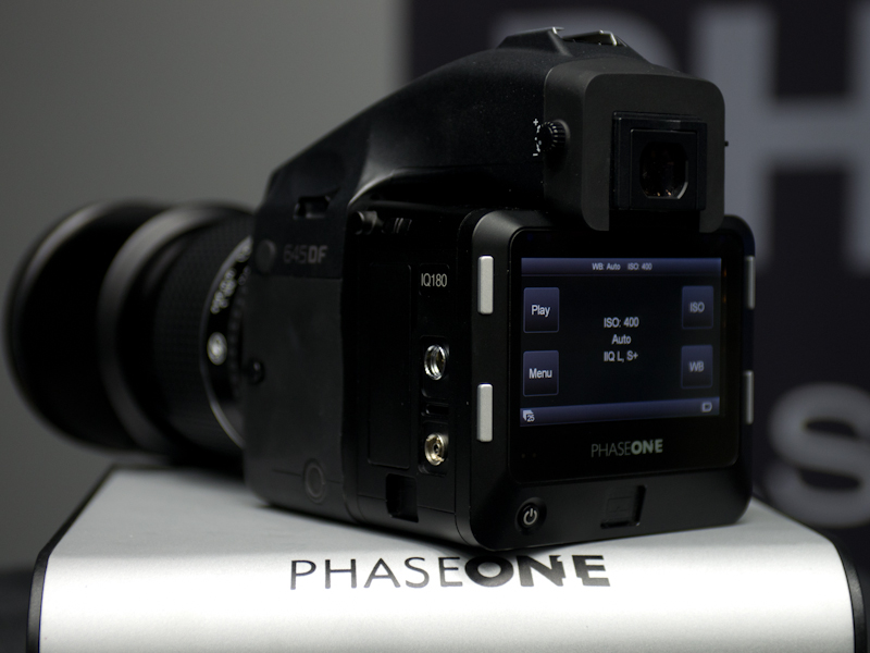 <b>IQ180を装着した645DF</b>