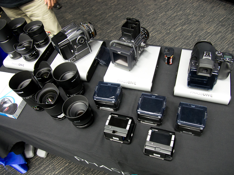 <b>リーフのAptus II 12Rなどを含めた現行デジタルバックが一堂に展示された</b>