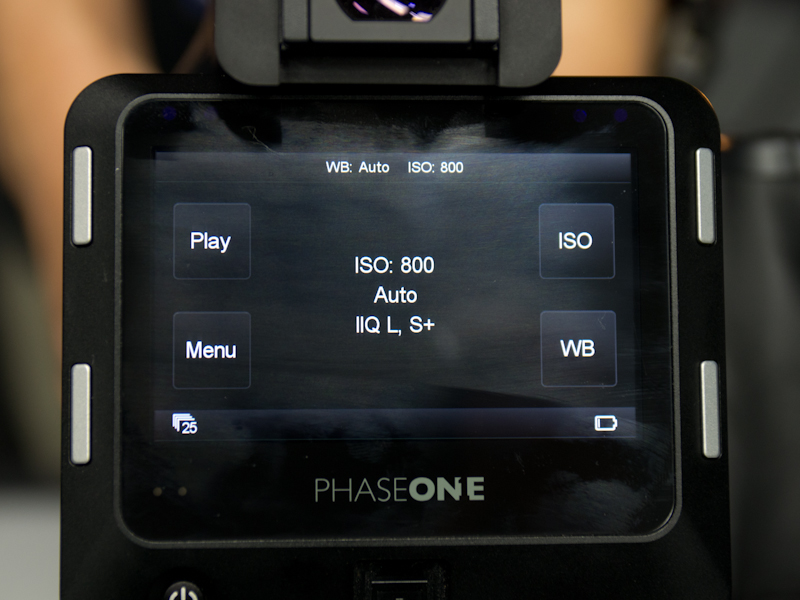 <b>起動画面にはタッチ操作用のボタンを表示するようになった。カメラバック本体にも4つの操作ボタンを備えている</b>