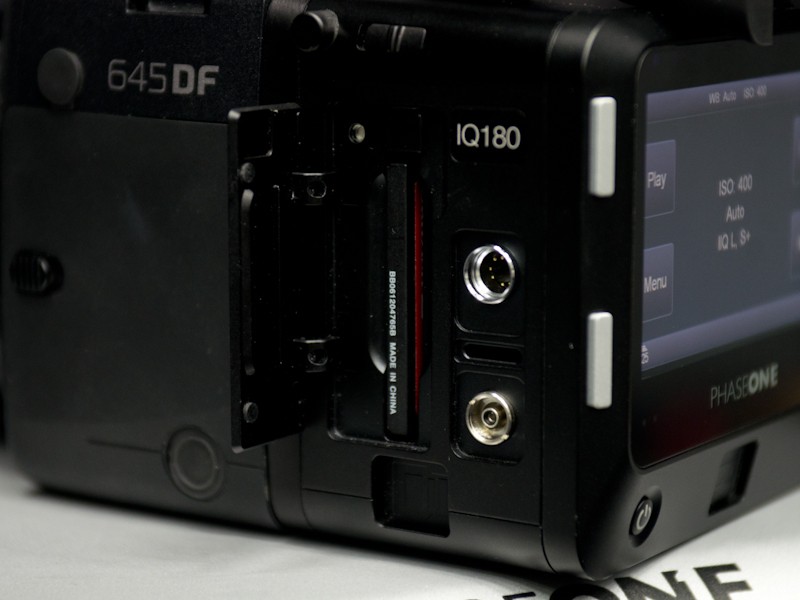 <b>メモリーカードスロットとシンクロ端子</b>