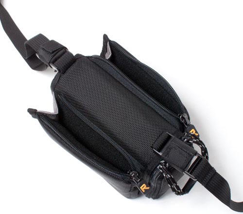 <b>ポケットも備える</b>