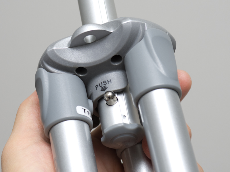 <b>センターコラムを下げるときにはストッパーを押下する</b>