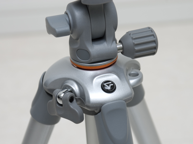 <b>雲台落下時のショックを和らげるアンチショックラバーリング</b>