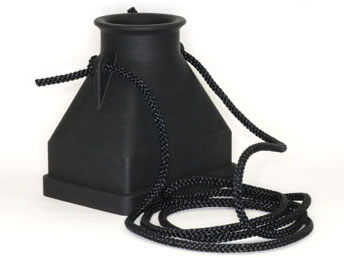 <b>モニタリングPROFESSIONAL WIDE（UNX-8504）。ネックストラップ装着時（左）とカメラ固定用ヒモ装着時（右）</b>