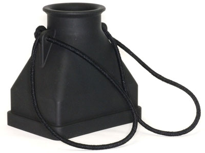 <b>モニタリングPROFESSIONAL WIDE（UNX-8504）。ネックストラップ装着時（左）とカメラ固定用ヒモ装着時（右）</b>