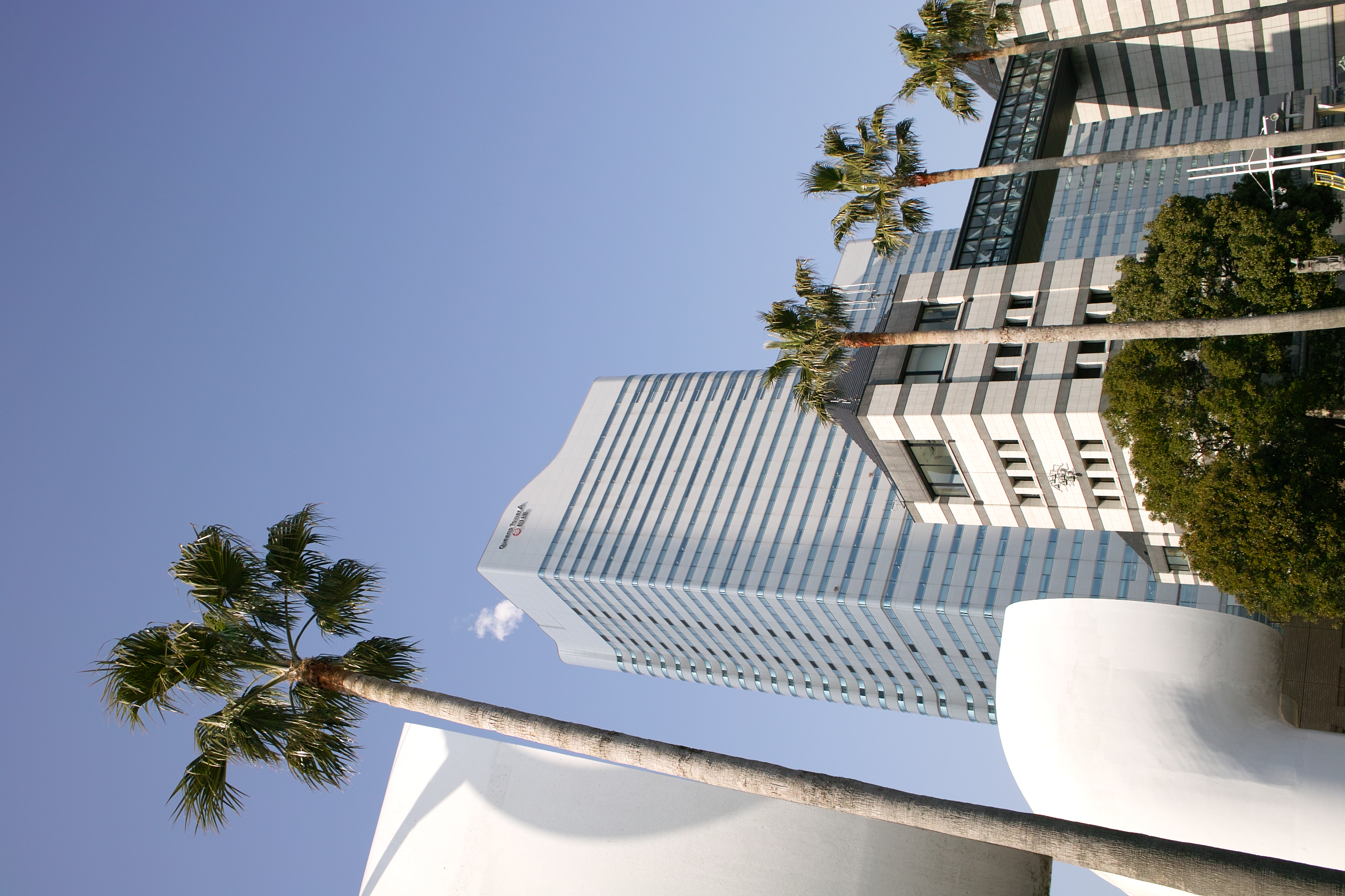 <b>JPEGとストレート現像では解像感はほとんど変らないが、色はストレート現像のほうが自然だ。JPEGではややマゼンタよりに見える。オートは全体的に明るさが増す。共通設定：DP1x / 2,640×1,760 / 1/200秒 / F8 / 0EV / ISO100 / 絞り優先AE / WB:晴れ / 16.6mm</b>