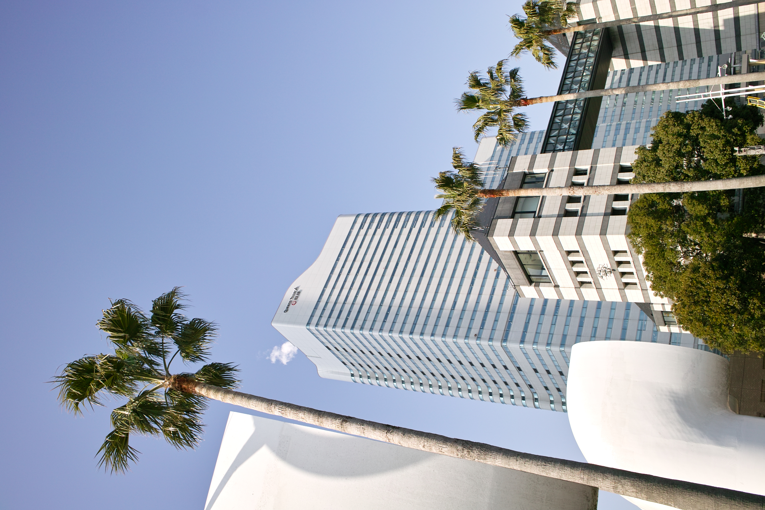 <b>JPEGとストレート現像では解像感はほとんど変らないが、色はストレート現像のほうが自然だ。JPEGではややマゼンタよりに見える。オートは全体的に明るさが増す。共通設定：DP1x / 2,640×1,760 / 1/200秒 / F8 / 0EV / ISO100 / 絞り優先AE / WB:晴れ / 16.6mm</b>